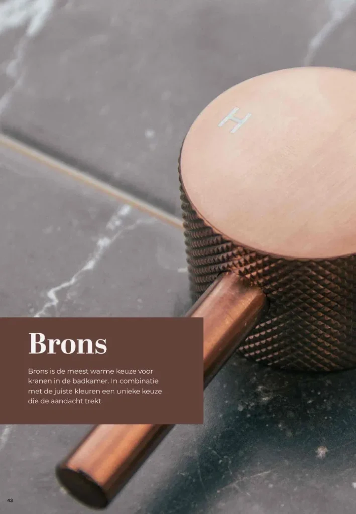 Bronzen kraanonderdeel op een marmeren oppervlak, met de duidelijk zichtbare tekst ‘Brons’.