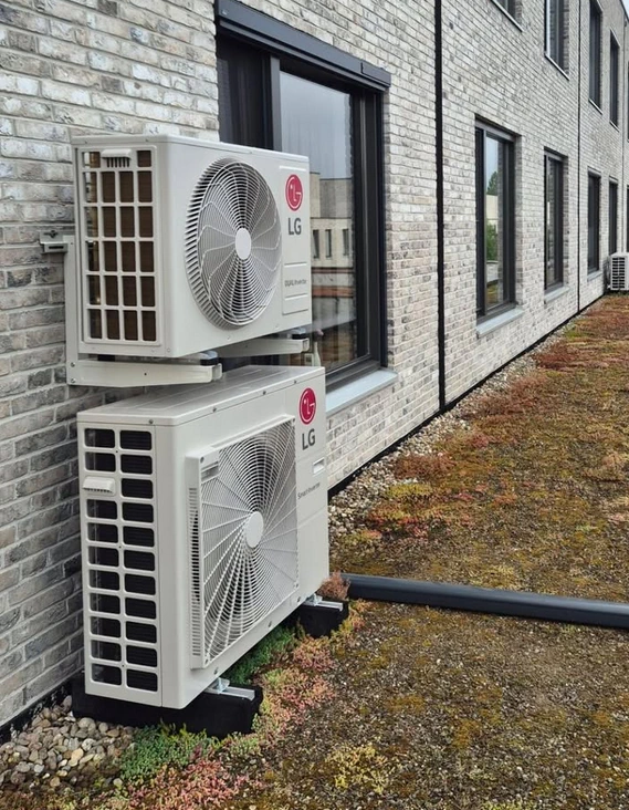Twee geïnstalleerde airco-units aan de gevel van een gebouw