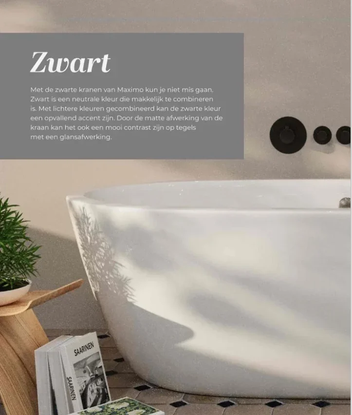 Wit vrijstaand bad met zwarte kranen en de tekst ‘Zwart’ in een badkamer.