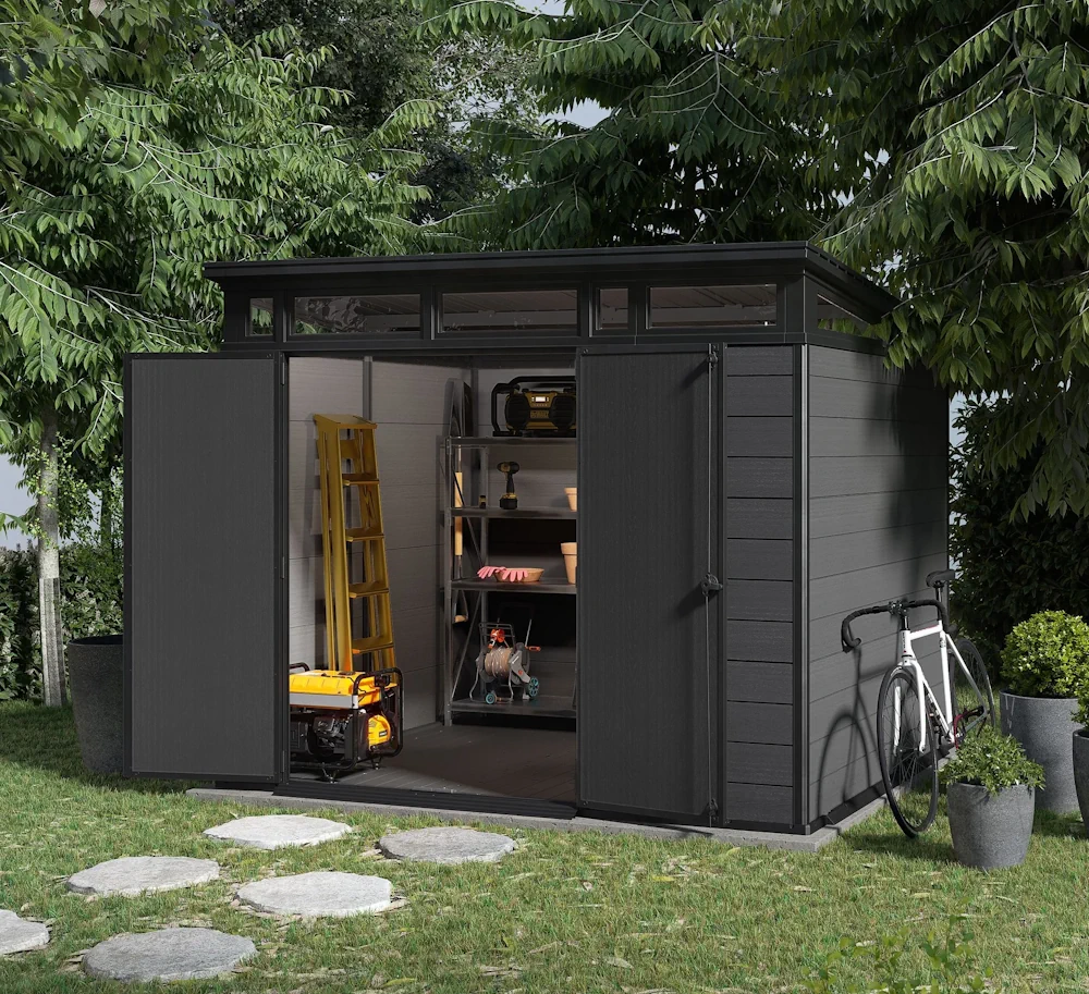 Tuinhuis op maat met dubbele deuren, gereedschap en een fiets in de tuin.