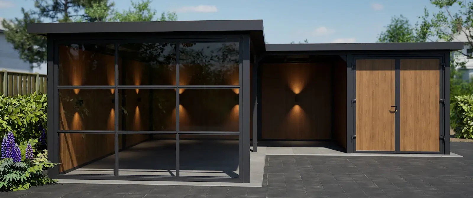 Tuinhuis op maat met houten berging, glazen overkapping en verlichting in een tuin.
